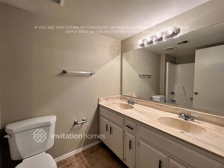 Building Photo - 2802 W Vista Ave