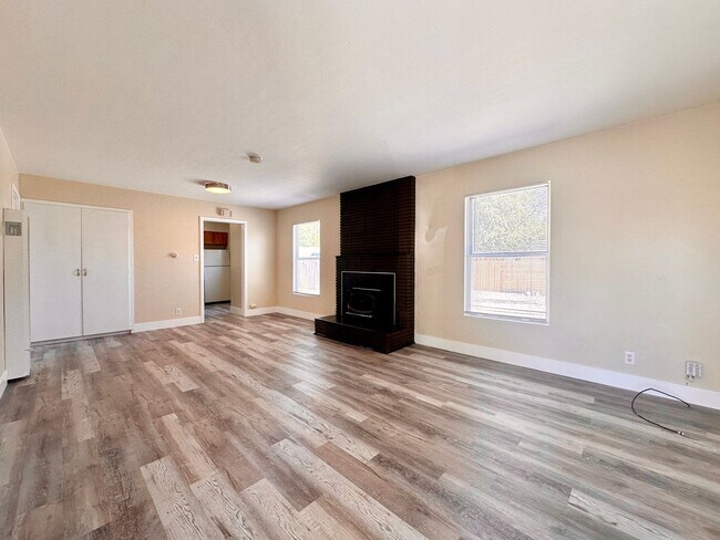 Building Photo - Charming 2-bedroom, 1-bathroom house