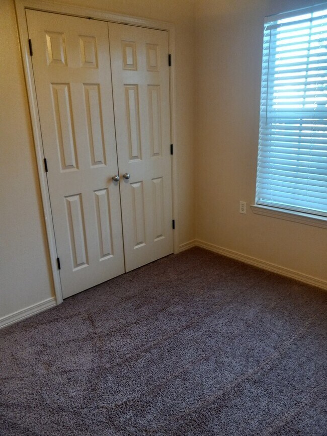 Building Photo - Cute patio home convenient to shopping and much more!