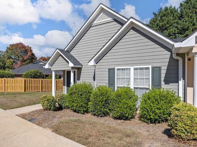 Building Photo - Charming 2 BR, 2.5 BA, One Story End Unit ...