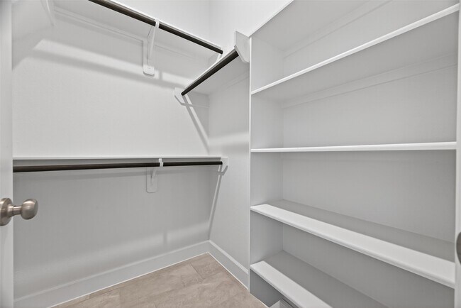 Building Photo - 302 Sky Top Dr