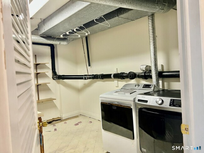 Building Photo - 16 E Gate Ln