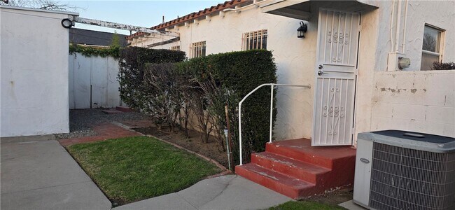 Building Photo - 3304 N Mountain View Ave