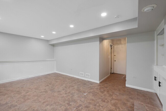 Building Photo - 1356 Larchmont Dr