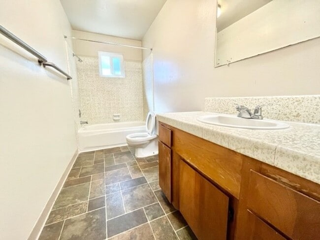 Building Photo - **Pre-Leasing for Summer 2026** Nice home with private front yard