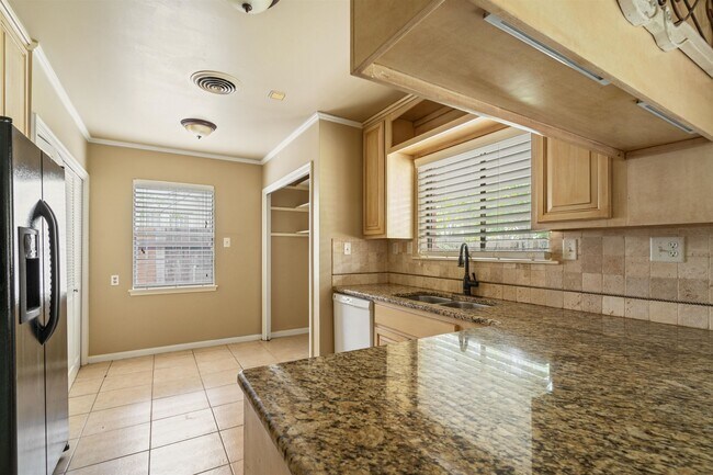 Building Photo - 214 W Strickland St