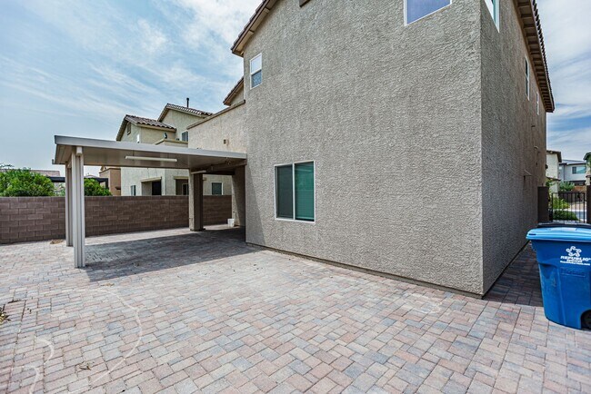 Building Photo - Beautiful 2 story Home
