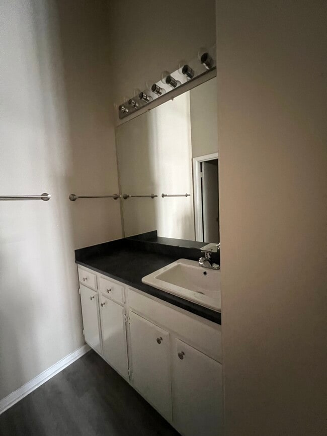 MASTER BATHROOM SUITE - 333 Julia St