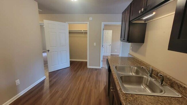 Building Photo - 3/1 Apartment in Batesville • Water Included • Commutable