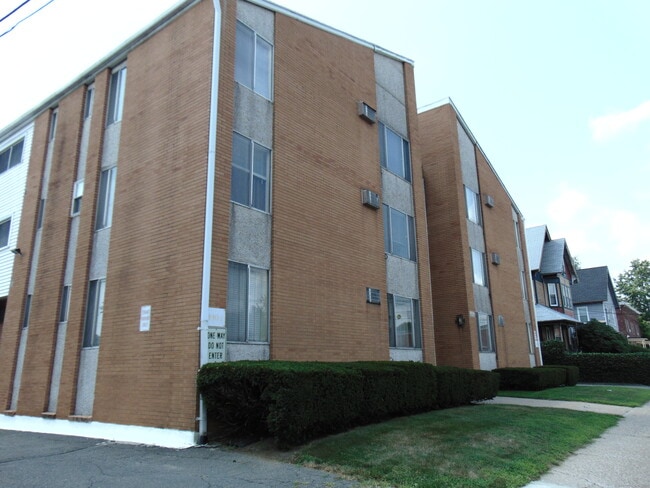 Primary Photo - 87 Meadow St