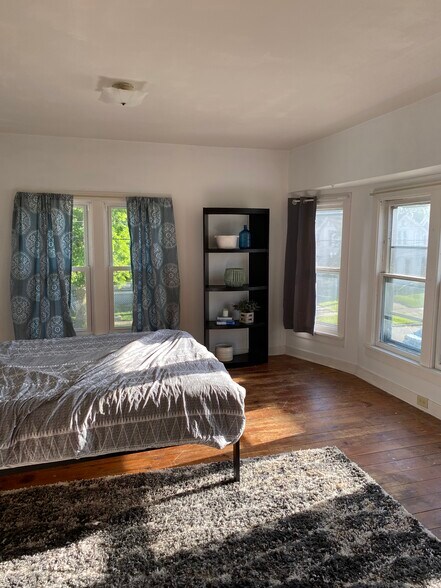 Large Room - 439 W 14th Ave