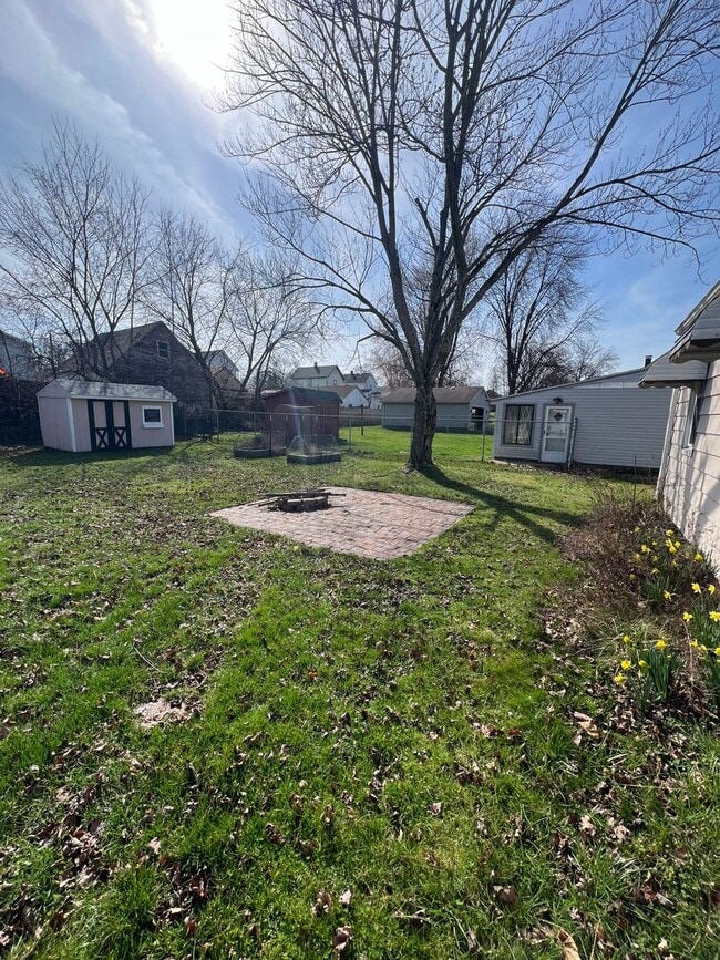 Building Photo - Struthers , 3 bedroom home with full basement and garage.