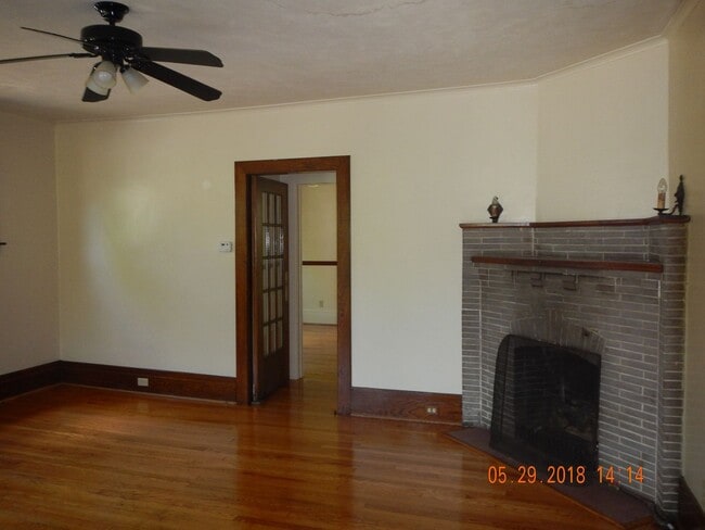Building Photo - Available 6/1/26 Charming Two Story Single...