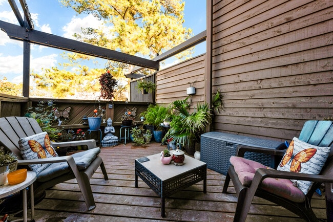 Building Photo - 411 Nottinghill Park