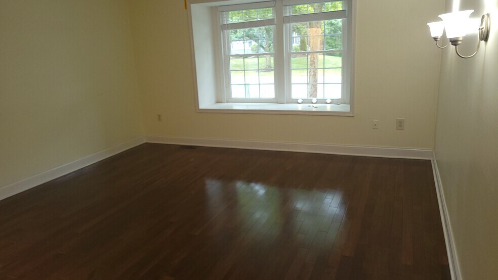 master bedroom - 174A Concordia Cir