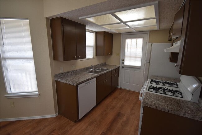 Building Photo - 1806 Rawhide Loop