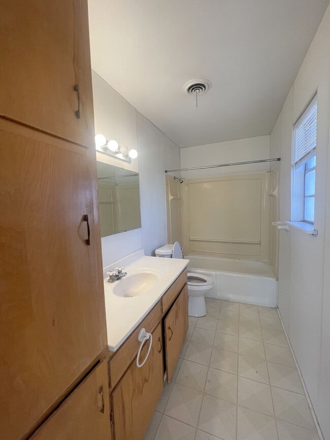 Building Photo - Large 4 Bed 2 Bath on Chapman DR