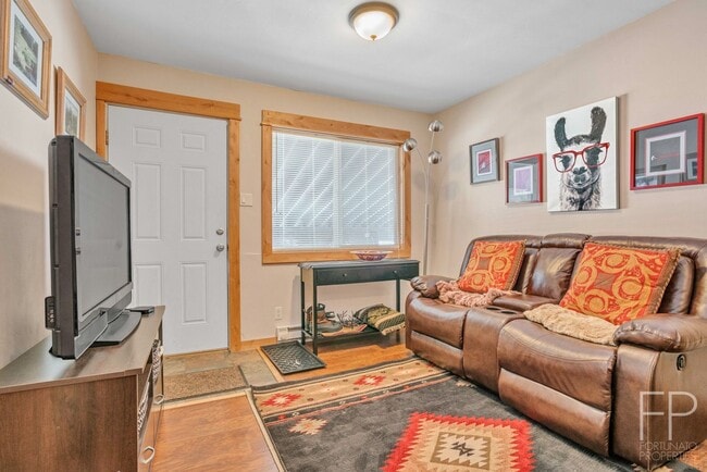 Building Photo - Year lease! Furnished, Move in 8/23/25! 10...