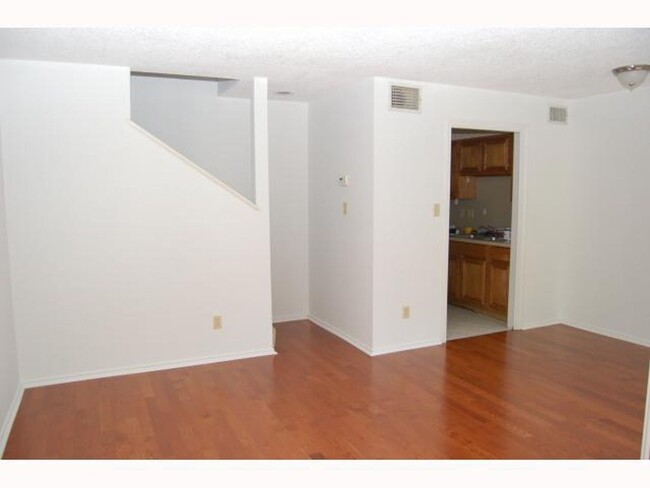 Building Photo - Gables 11 - 2 Bed - 1 1/2 Bath - 2 Car Per...