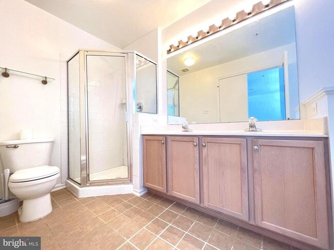 Building Photo - 4971 Clarendon Terrace