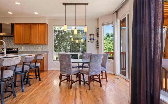Building Photo - Huge room in a large shared home, private ...