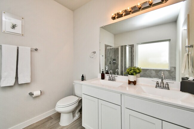 Primary bath with double vanity - 7847 Grand Louis Way