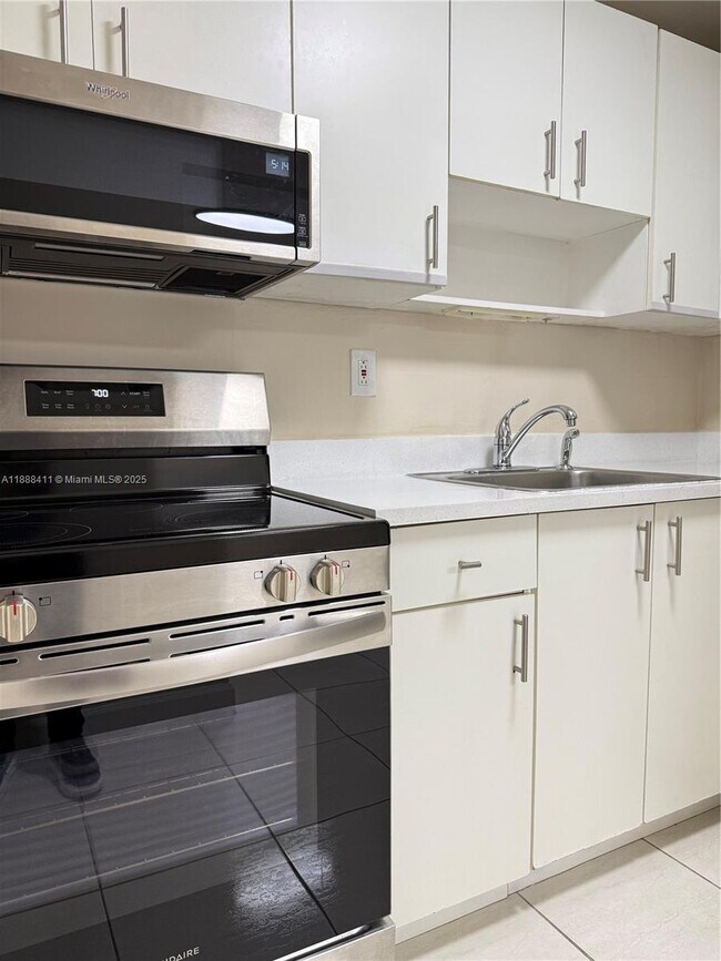 Building Photo - 1725 W 60th St