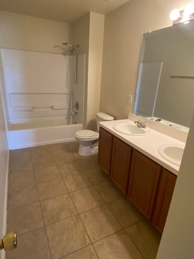 Building Photo - Spacious 4 bedroom house with fenced yard