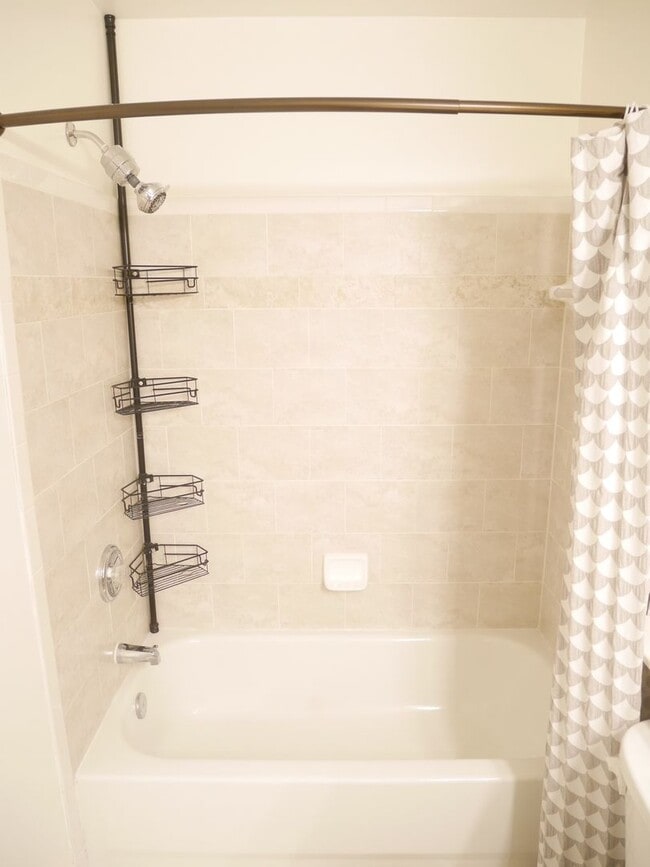 Building Photo - 2 Bedroom Condominium in Sought After Comm...