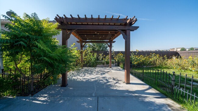 Building Photo - Stunning Two-Story in Desirable Lorson Ranch