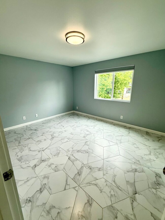 Building Photo - Spacious house in Bremerton.