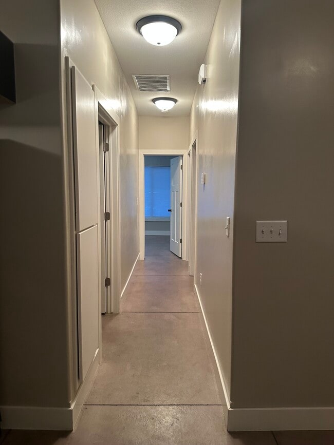 Building Photo - 4723 N Hillside Ct