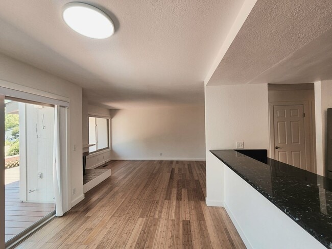 Building Photo - Spacious & bright 3 bedroom 2 bath home in...
