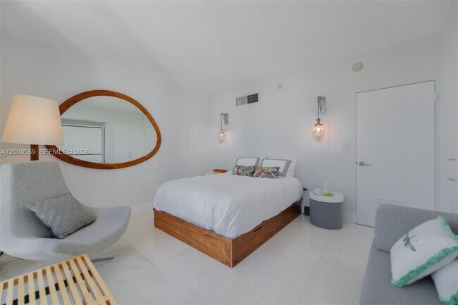 Building Photo - 10275 Collins Ave