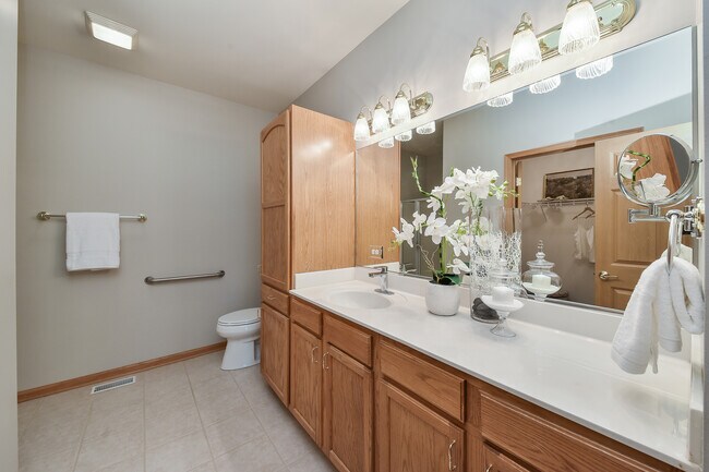 Building Photo - 385 Delnor Glen Dr