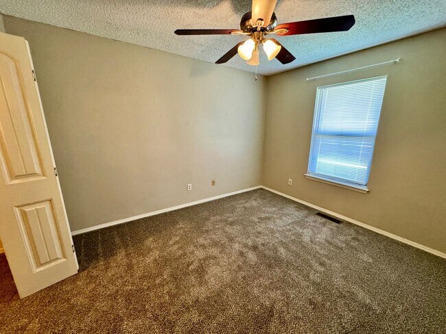Building Photo - 3 bed 2 bath house with garage