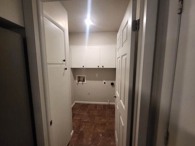 Building Photo - 3 Bed 2 Bath, 2 Car Garage
