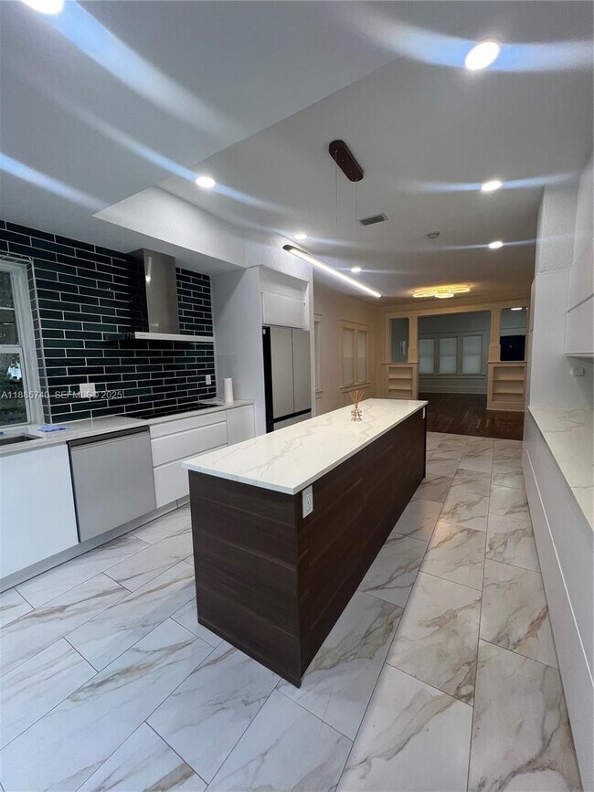 Building Photo - 130 SW 1st Ave