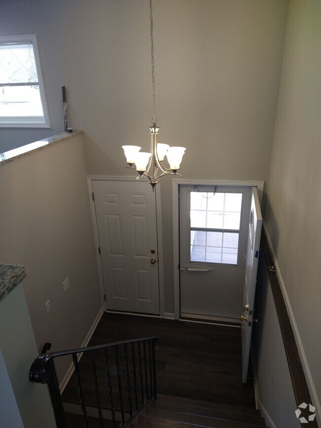 Building Photo - Cozy 3 Bed 1 & 3/4 Bath Townhome
