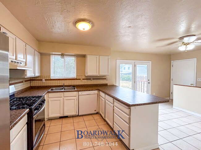 Building Photo - Great 5 Bed Now Available in Riverton