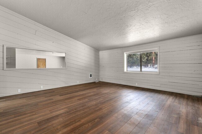 Building Photo - Quiet 3 Bedroom 2 Bathroom House