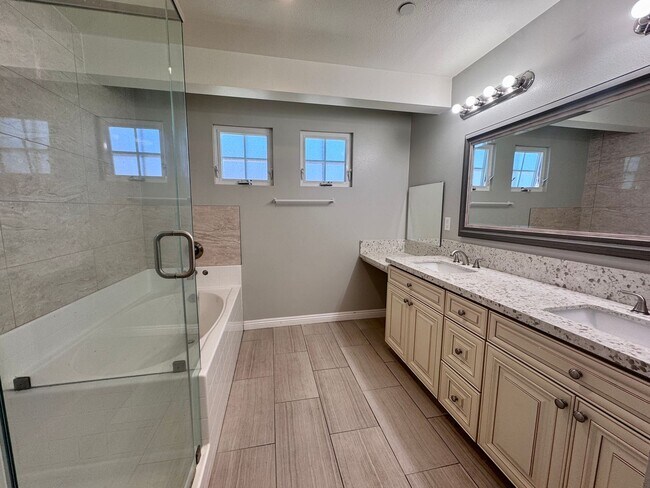 Building Photo - Beautiful remodeled 3 bedroom townhome in ...