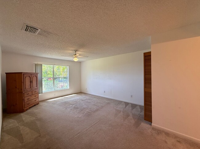 Building Photo - 1170 SW Edinburgh Dr