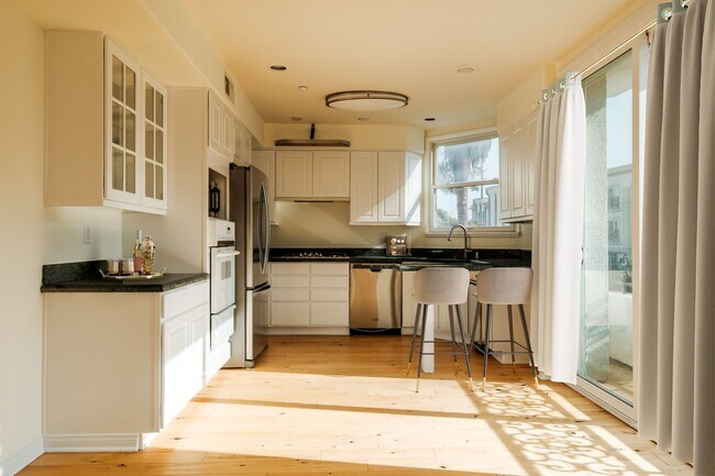 Building Photo - 2030 S Bentley Ave