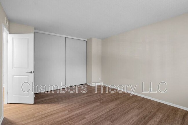 Building Photo - 309 Yoakum Pkwy