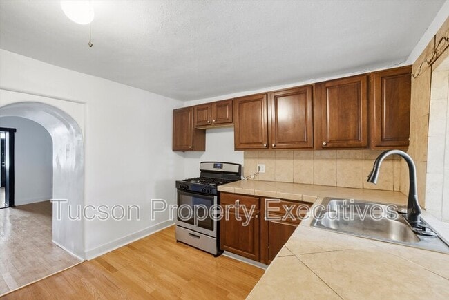 Building Photo - 837 S 8th Ave