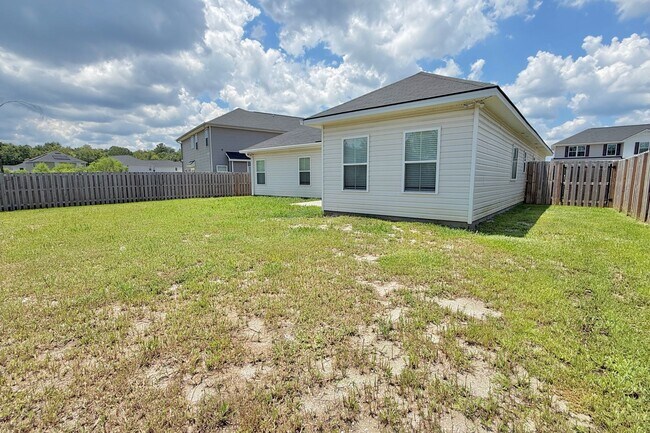 Building Photo - (Pet Friendly)
