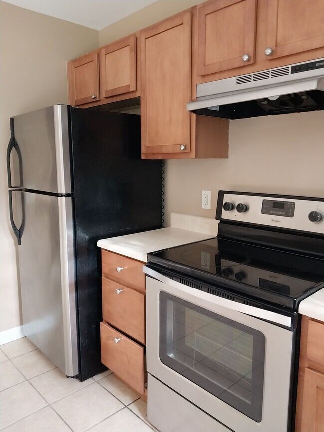 Building Photo - Cute townhome with 3 bd / 2.5 Bath