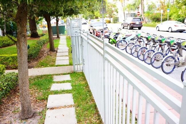 Building Photo - Beautiful garden unit with 1bed/1bath in t...