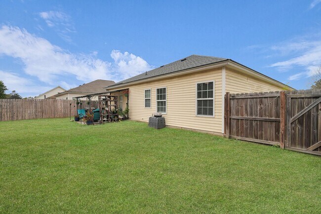 Building Photo - Charming 3BR Home in Richmond Hill with Pond View & Great Location!